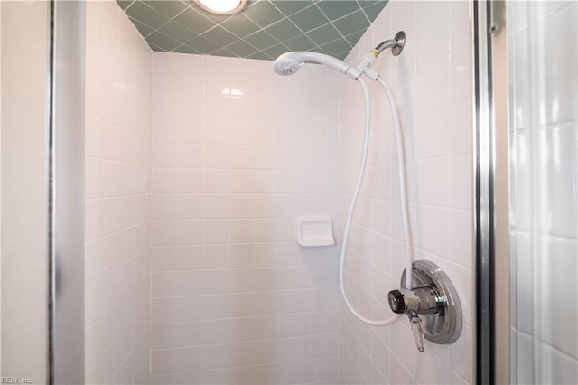 room details featuring a tile shower