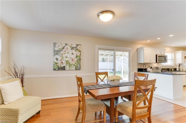 dining area featuring recessed lighting, light wood-style flooring, and baseboards