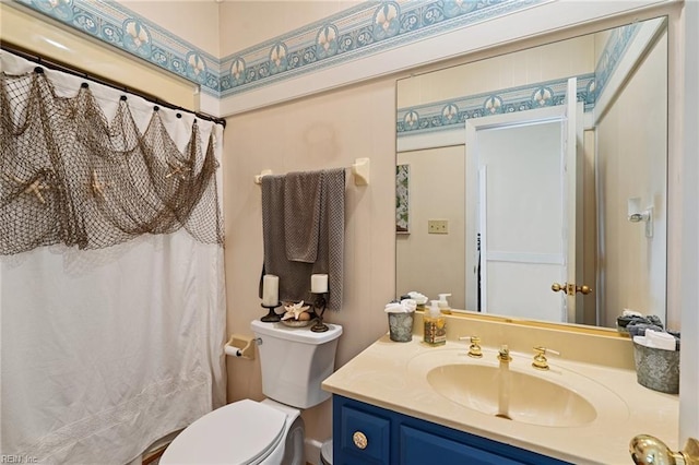 full bathroom featuring a shower with curtain, vanity, and toilet