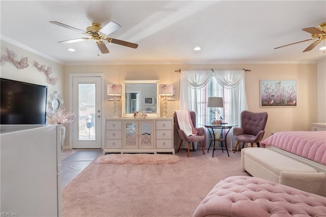 living room with ceiling fan, recessed lighting, carpet flooring, and crown molding