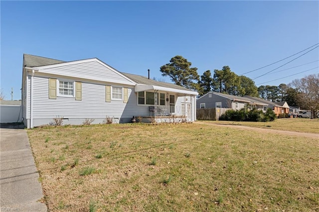 ranch-style house featuring a front yard