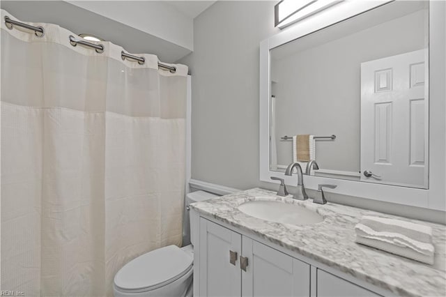 full bathroom featuring a shower with curtain, vanity, and toilet