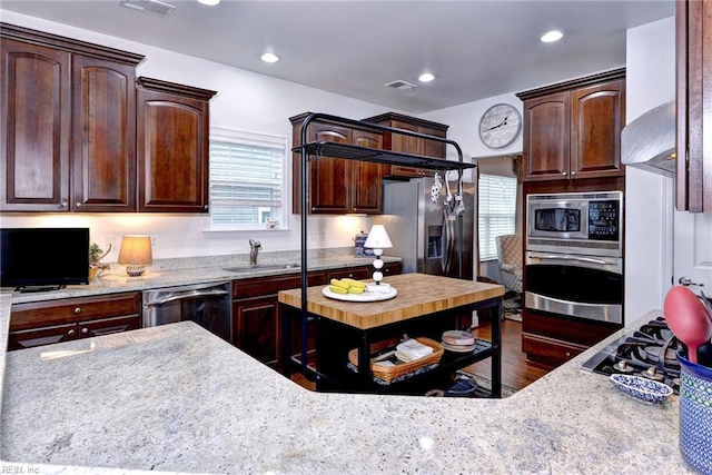 kitchen featuring recessed lighting, dark wood-style flooring, a sink, visible vents, and appliances with stainless steel finishes