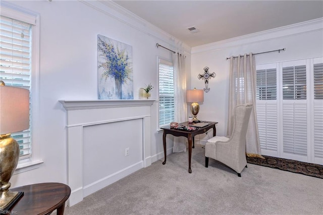 living area with baseboards, carpet flooring, visible vents, and crown molding