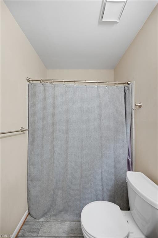 full bathroom featuring toilet and a shower with shower curtain