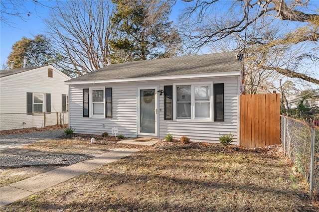 bungalow featuring fence