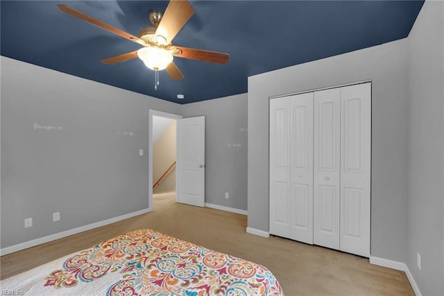 bedroom featuring ceiling fan, baseboards, and a closet