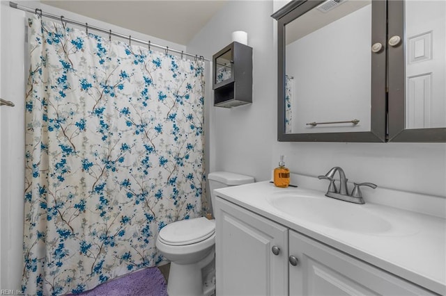 bathroom featuring toilet, visible vents, a shower with shower curtain, and vanity