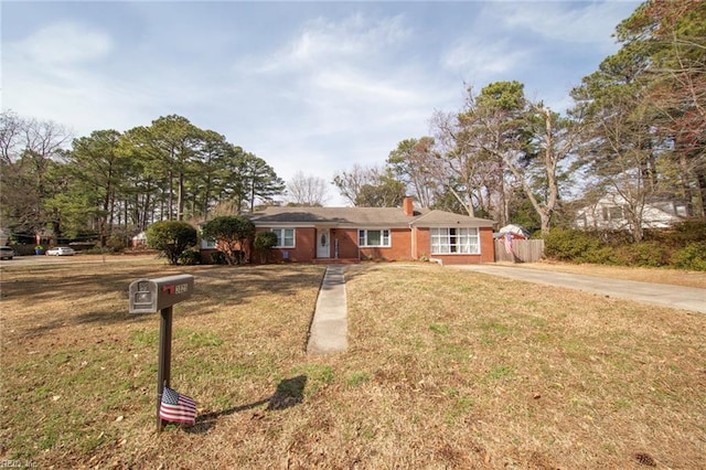 ranch-style home featuring a front lawn