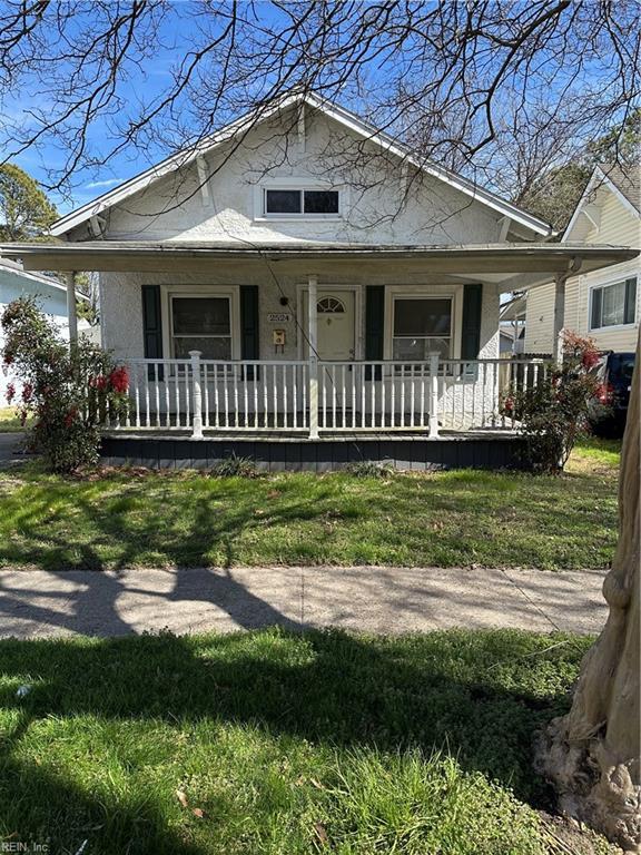 bungalow featuring a front lawn and a porch