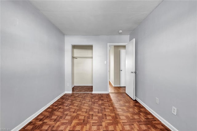 unfurnished bedroom featuring baseboards and a closet