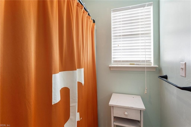 bathroom featuring a shower with shower curtain