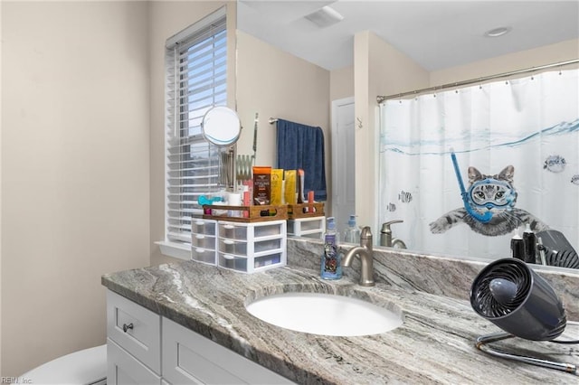 full bathroom featuring toilet, a shower with curtain, and vanity