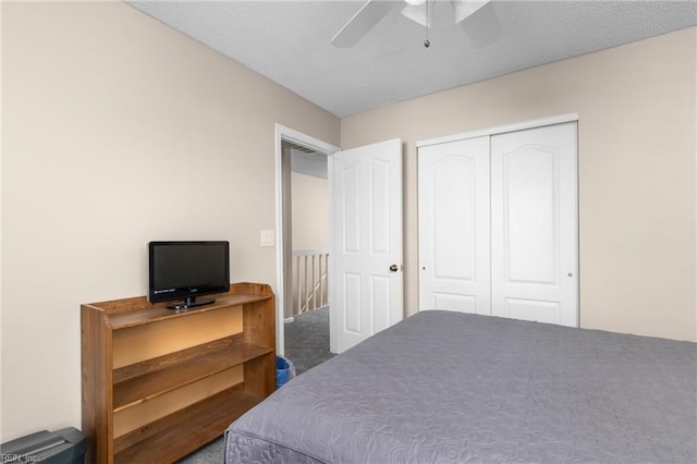 bedroom featuring a closet, carpet flooring, ceiling fan, and a textured ceiling