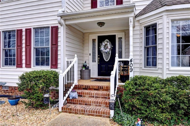 entrance to property with crawl space