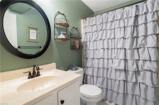 full bath with curtained shower, toilet, and vanity