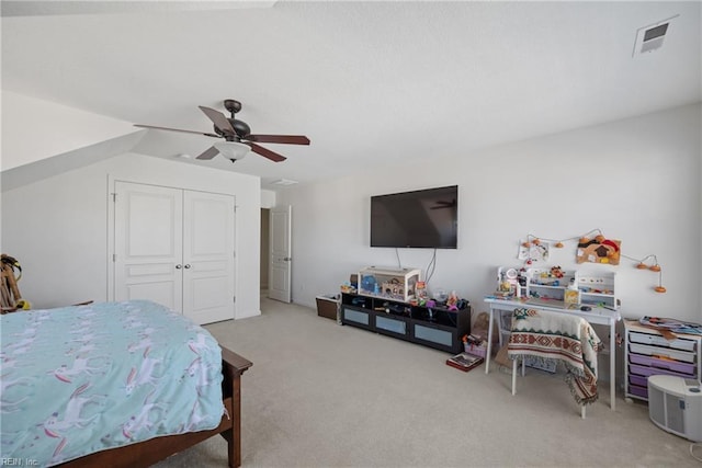 bedroom featuring a ceiling fan, carpet, visible vents, and a closet