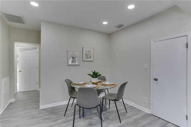 dining space with light wood finished floors, baseboards, visible vents, and recessed lighting