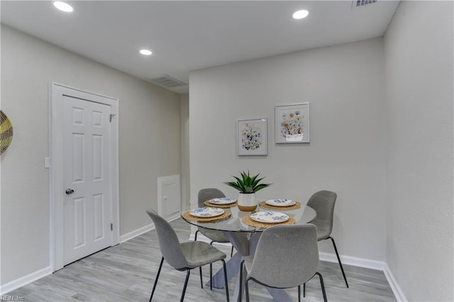 dining space with light wood-style floors, recessed lighting, visible vents, and baseboards