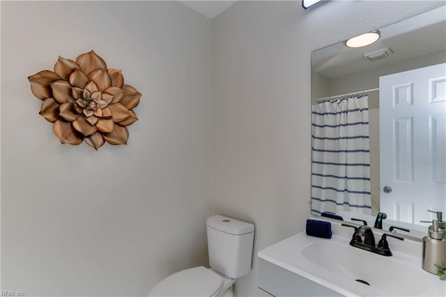 full bath featuring toilet, vanity, visible vents, and a shower with shower curtain