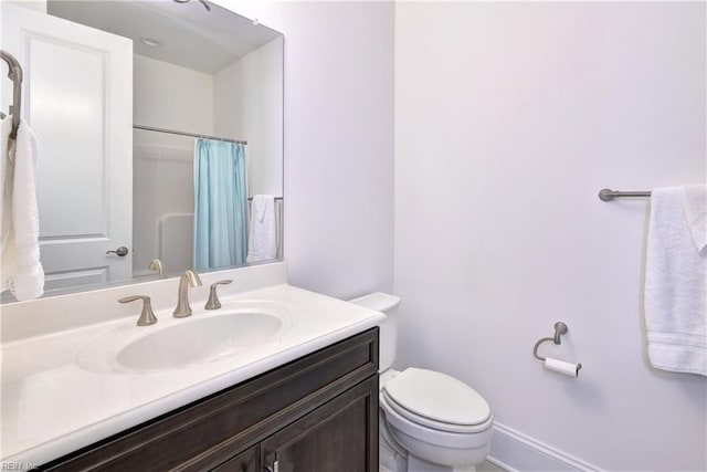 full bath with curtained shower, vanity, toilet, and baseboards