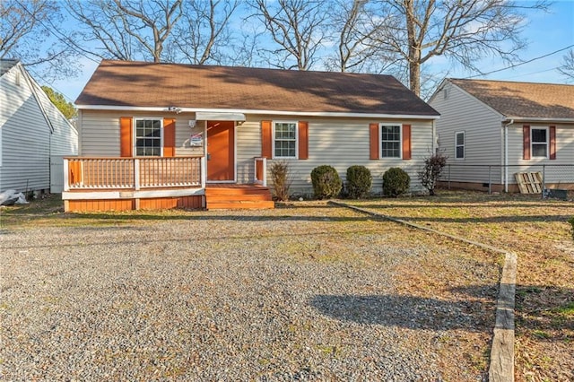 view of front facade with gravel driveway