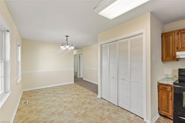 dining area featuring a chandelier, visible vents, and baseboards