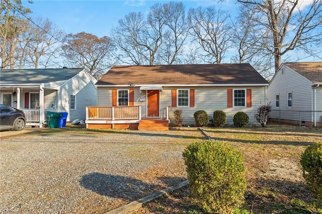 view of front of home featuring gravel driveway