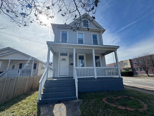 view of front of home featuring fence and a porch