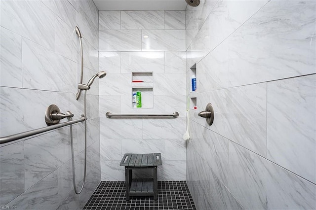 bathroom featuring a tile shower