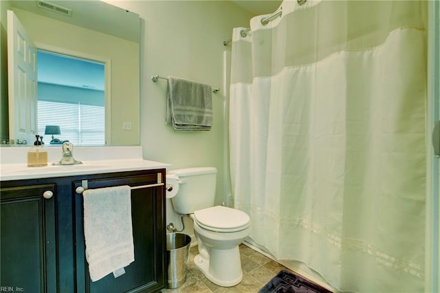 full bathroom featuring toilet, visible vents, a shower with shower curtain, and vanity