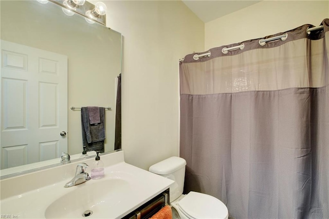 full bath with a shower with shower curtain, vanity, and toilet