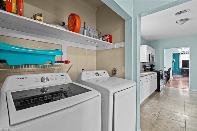 laundry room with laundry area, baseboards, visible vents, and independent washer and dryer