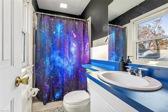 full bathroom featuring toilet, tile patterned flooring, a shower with shower curtain, and vanity