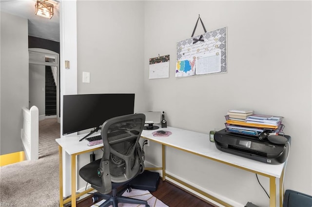 office area with carpet flooring and baseboards