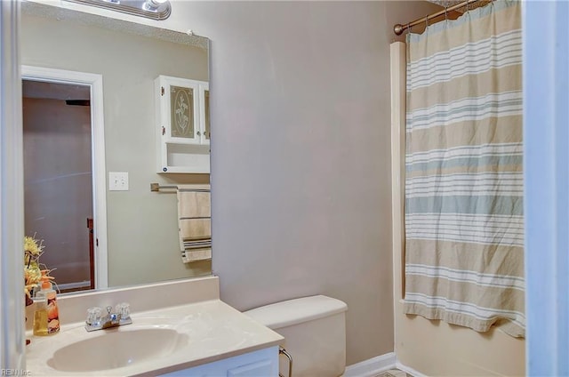 full bath with shower / tub combo with curtain, vanity, and toilet