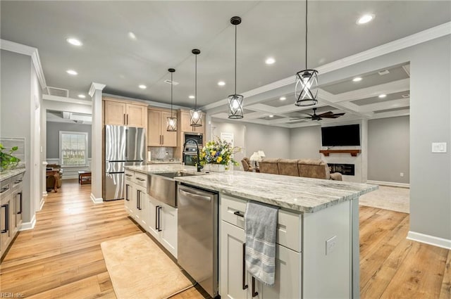 kitchen with stainless steel appliances, light wood-type flooring, a kitchen island with sink, and recessed lighting