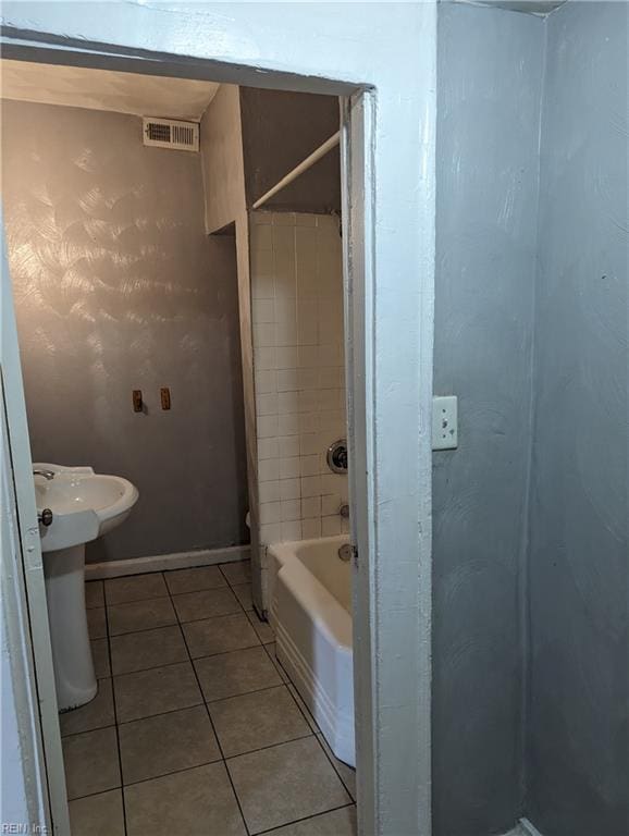 full bathroom featuring a sink, visible vents, baseboards, shower / washtub combination, and tile patterned floors