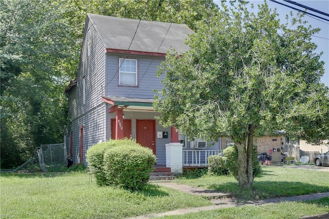 view of front of home featuring fence and a front lawn