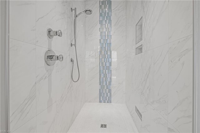 bathroom featuring a tile shower