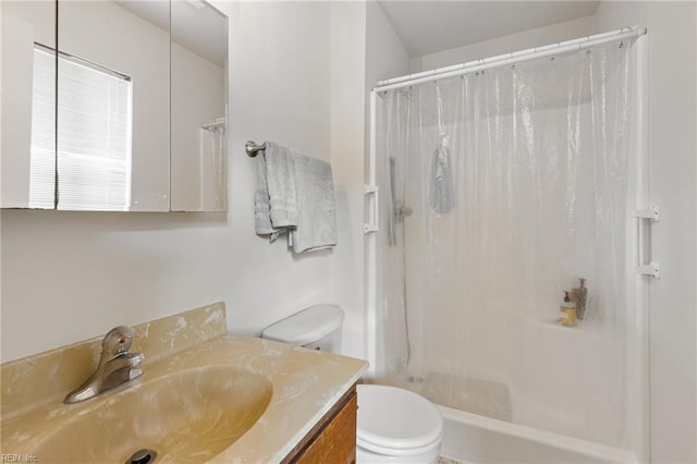 full bathroom featuring toilet, curtained shower, and vanity