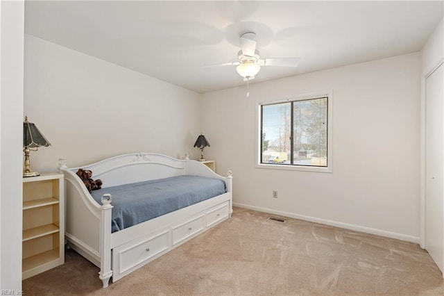 bedroom with carpet floors, baseboards, visible vents, and ceiling fan