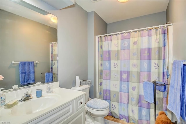 bathroom with a shower with curtain, vanity, and toilet