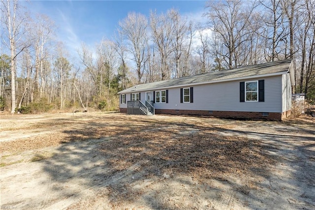 ranch-style house featuring crawl space