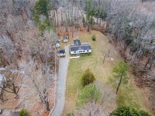 birds eye view of property featuring a forest view