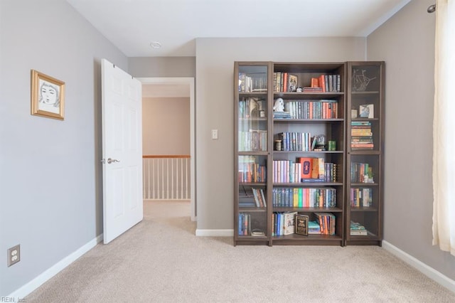 living area with carpet and baseboards