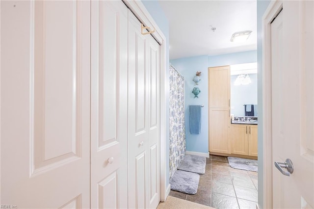 full bath featuring curtained shower and vanity