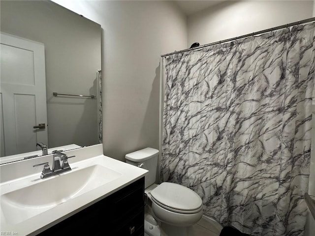 bathroom with a shower with curtain, vanity, and toilet