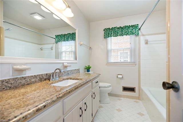 full bathroom with shower / bath combination, visible vents, toilet, vanity, and baseboards