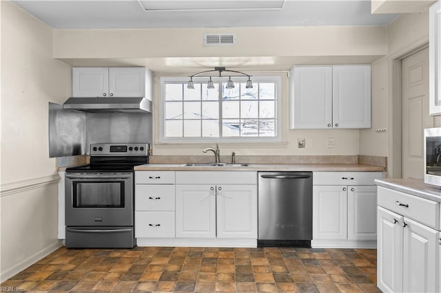 kitchen featuring under cabinet range hood, a sink, visible vents, white cabinetry, and appliances with stainless steel finishes